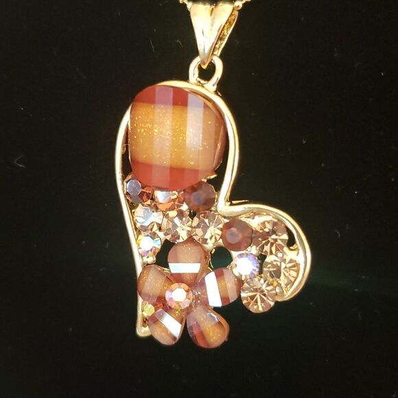 NWT Gorgeous Asymmetrical Heart Shaped Sparkly Pendant Necklace - Picture 5 of 8